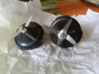 Цоколь с ножом для кухонного комбайна Bosch 00606471, черный